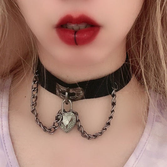 Retro heart-shaped lock choker WS3095